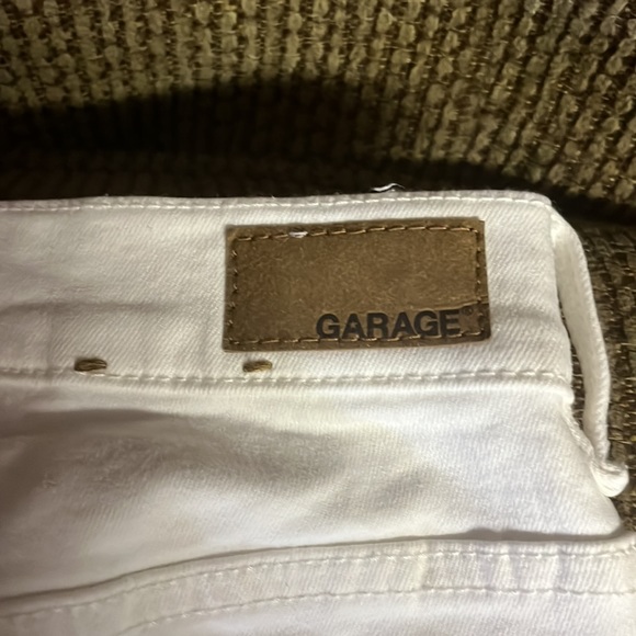 white jeans Size 03 They have the little rips on the bottom came like that - Picture 2 of 3